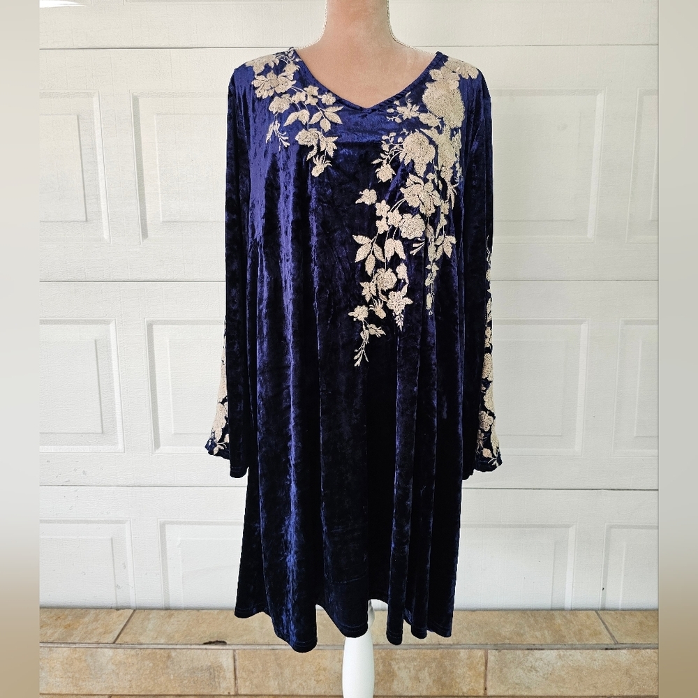 Andrée by Uni 2X Navy Velvet Floral Embroidered Bell Sleeve Boho Party Dress - Picture 2 of 11